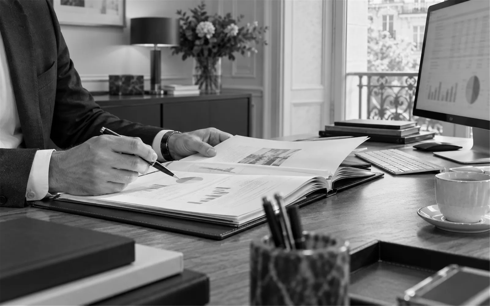 Analyse d’un dossier de financement, documents et écran de travail.